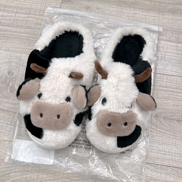 Womens size 7 Cow slippers - Picture 1 of 1